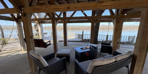 Fisherman's River Hideaway with private dock