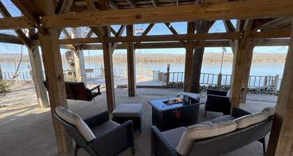 Fisherman's River Hideaway with private dock