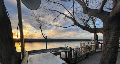 Fisherman's River Hideaway with private dock
