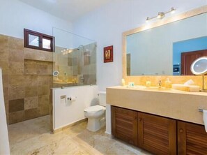 Dusj, hårføner, håndklær og såpe