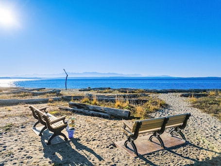 Sun-loungers, beach towels. Pirates Perch I Whidbey I Hot Tub I King Bed