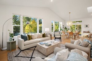 Smart TV, fireplace, books, music library - Pirates Perch I Whidbey I Hot Tub I King Bed (Freeland)