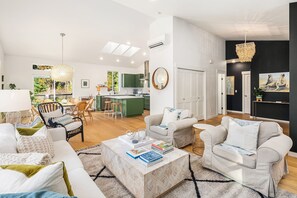 Smart-TV, Kamin, Bücher, Musikbibliothek