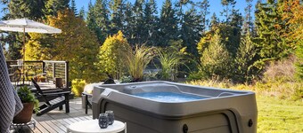 Pirates Perch I Whidbey I Hot Tub