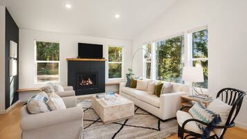 Smart-TV, Kamin, Bücher, Musikbibliothek