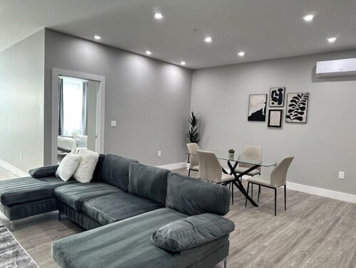 N E W Spacious Prime DT 1 Bedroom Apt w Office