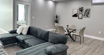 N E W Spacious Prime DT 1 Bedroom Apt w Office