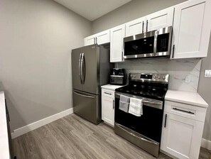 Mikrobølgeovn, ovn, kokeplater og oppvaskmaskin