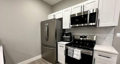 N E W Spacious Prime DT 1 Bedroom Apt w Office
