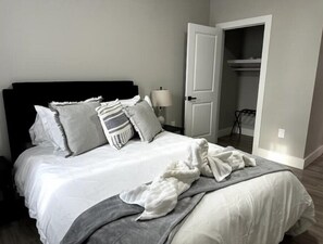 1 bedroom, WiFi - N E W Modern 1 Bedroom RARE Apt w office space

 (Albany)