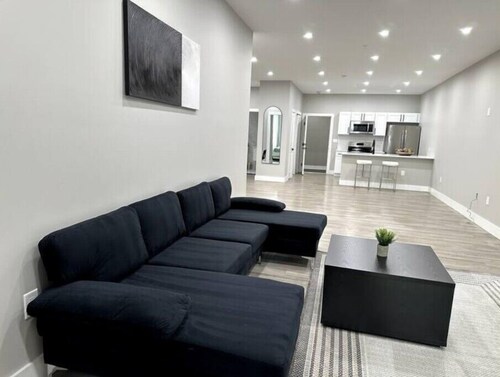 N E W Modern 1 Bedroom RARE Apt w office space