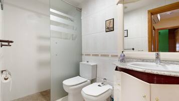 Een douche, een haardroger, handdoeken