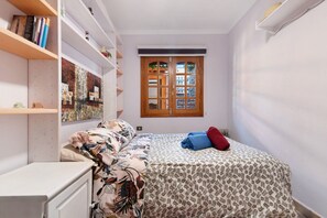 3 slaapkamers, een strijkplank/strijkijzer, gratis wifi, beddengoed