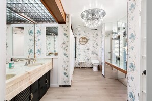 Ducha, secador de pelo, bidé y toallas