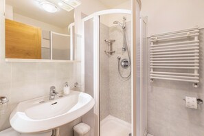 Dusche, Haartrockner, Handtücher
