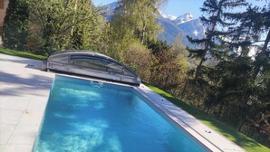 Una piscina amb vista a les muntanyes al fons.