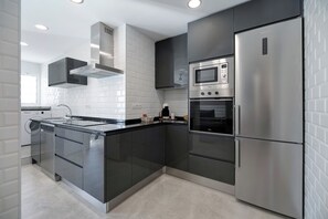 Kjøleskap, mikrobølgeovn, ovn og kokeplater