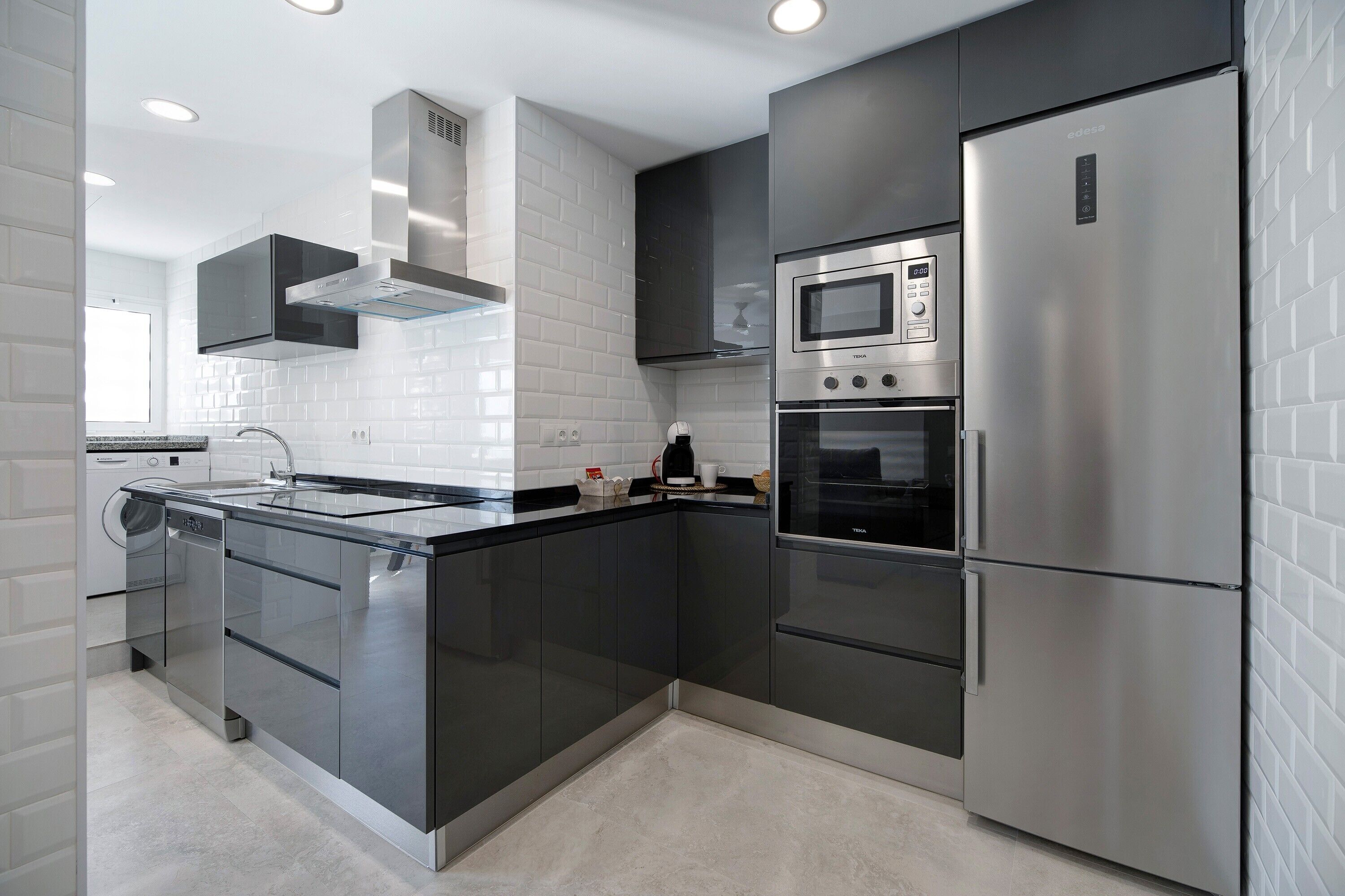 Kühlschrank, Mikrowelle, Ofen, Herdplatte