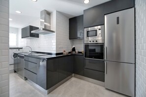 Kühlschrank, Mikrowelle, Ofen, Herdplatte