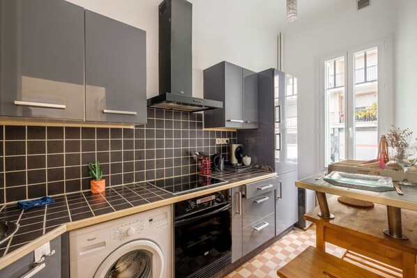 Fridge, oven, stovetop, dishwasher