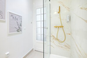 Een douche, een haardroger, handdoeken