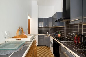 Frigorifero, forno, piano cottura, lavastoviglie