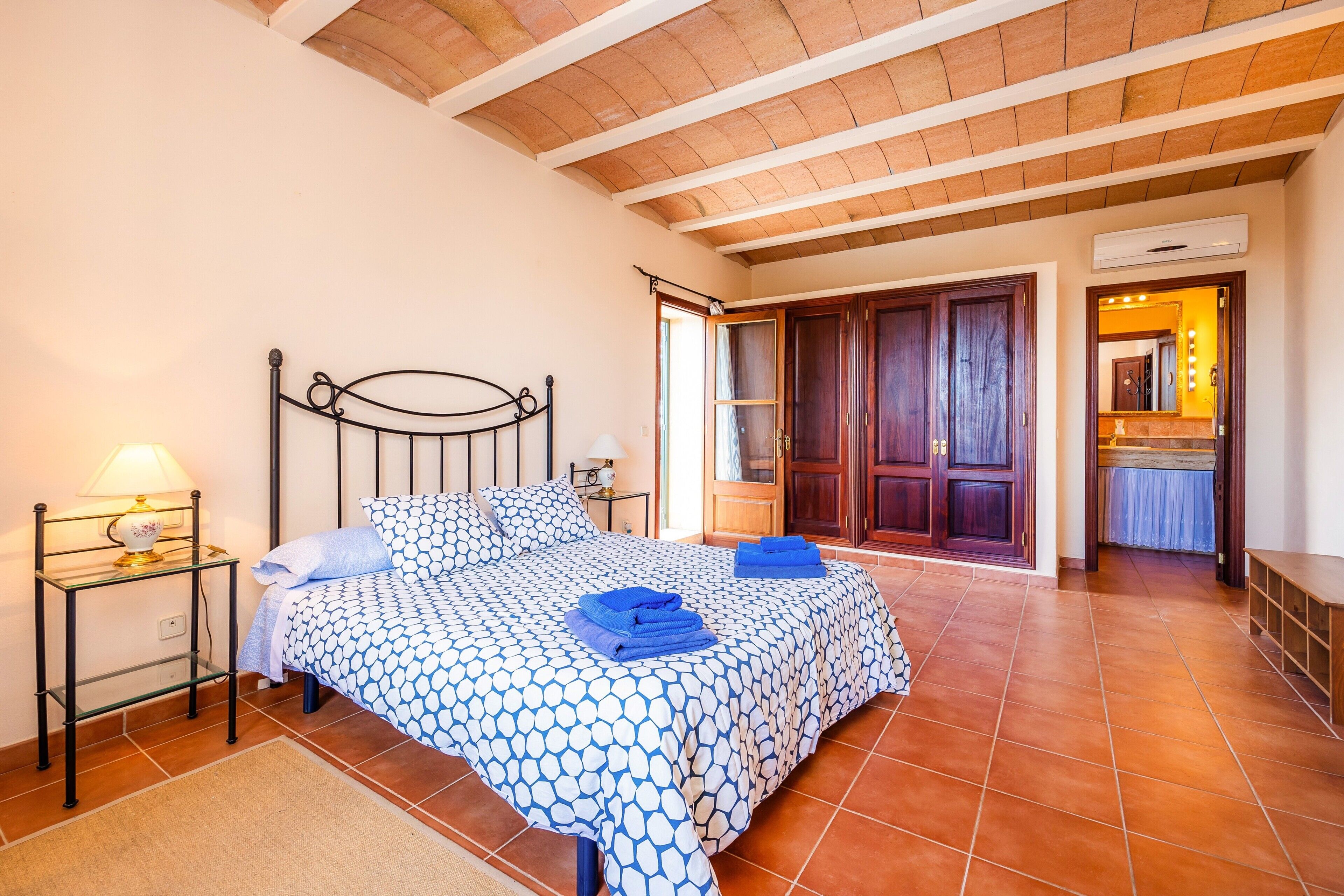 5 室のベッドルーム、アイロン / アイロン台、WiFi (無料)、ベッドシーツ