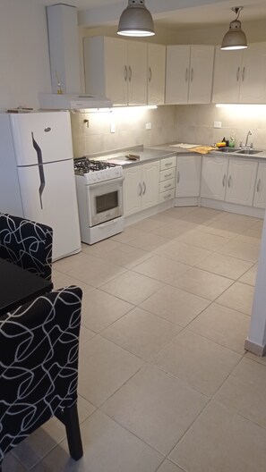 Kühlschrank, Mikrowelle, Ofen, Wasserkocher mit Kaffee-/Teezubehör