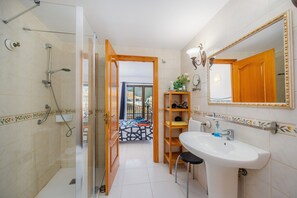 Douche, sèche-cheveux, serviettes fournies