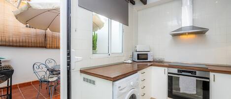 Een koelkast, een magnetron, een oven, een kookplaat