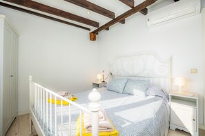 1 غرفة نوم ومكواة/لوح كي وواي فاي مجانًا وملاءات أسرّة