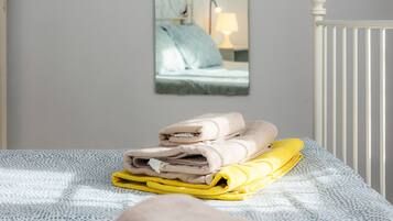 1 slaapkamer, een strijkplank/strijkijzer, gratis wifi, beddengoed