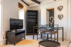 Dining - Apartment 'Can Roses' with Private Terrace, Wi-Fi and Air Conditioning (Moscari)