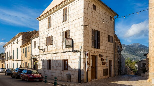 A stone building with a sign indicating it is a hotel. - Apartment 'Can Roses' with Private Terrace, Wi-Fi and Air Conditioning (Moscari)