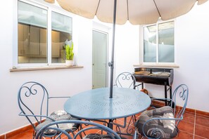 Outdoor dining - Apartment 'Can Roses' with Private Terrace, Wi-Fi and Air Conditioning (Moscari)