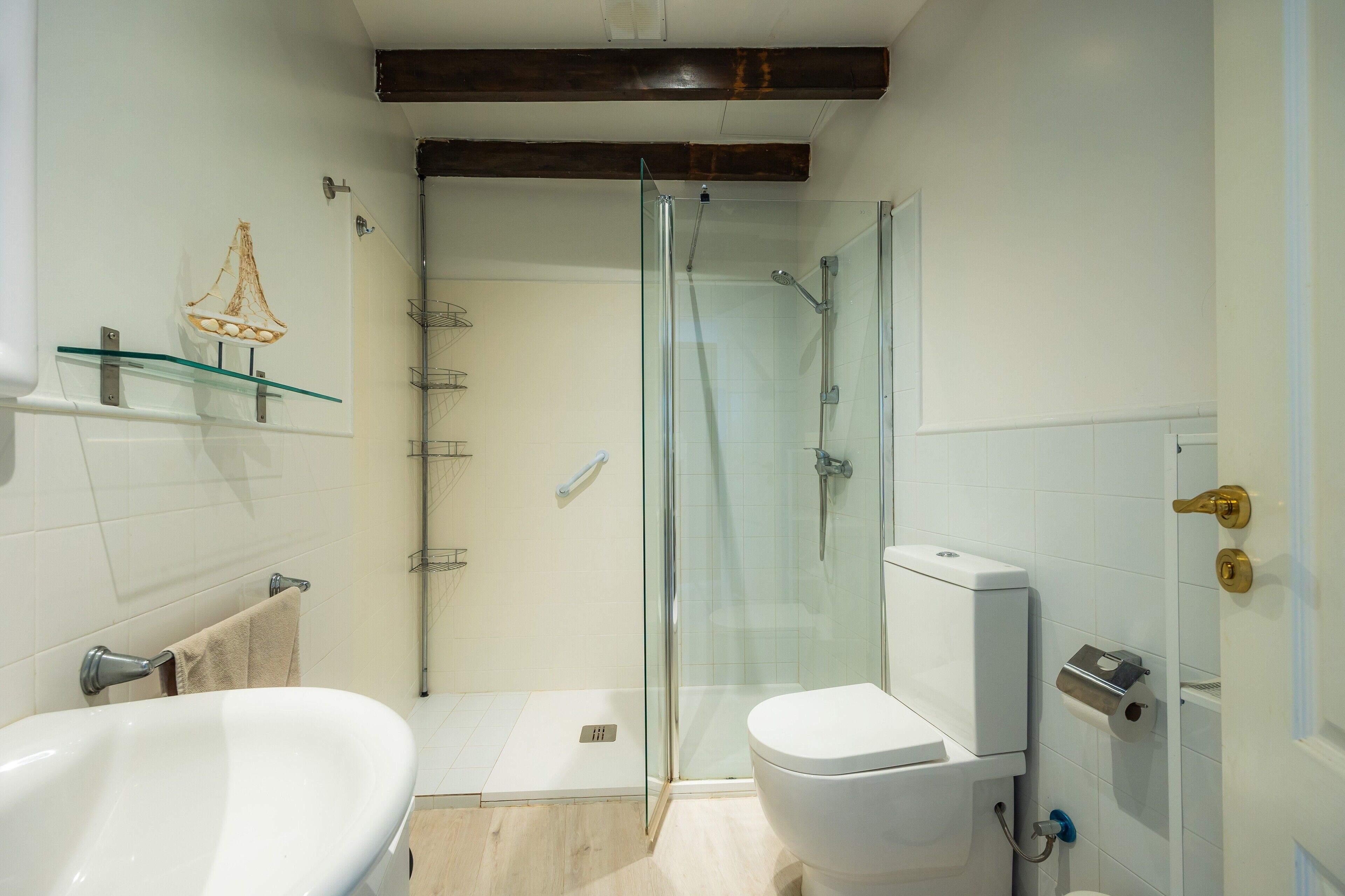 Een douche, handdoeken
