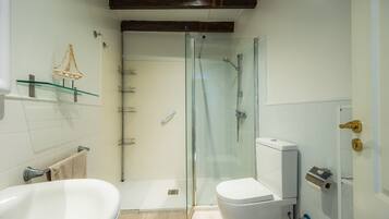 Een douche, handdoeken