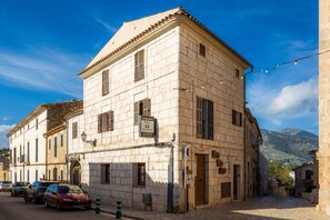 Exterior - Edificio duplex can roses (Moscari)