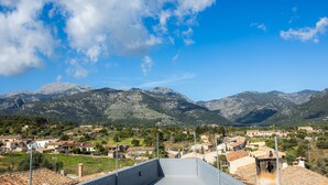 Un paisaje montañoso con un pueblo y edificios.