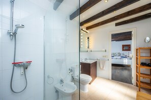 Shower, hair dryer, towels - Edificio duplex can roses (Moscari)