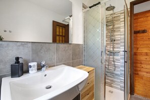 Shower, hair dryer, towels - Holiday Home 'Le Cré Appartamento 2' with Mountain View, Shared Garden and Wi-Fi (Introd)