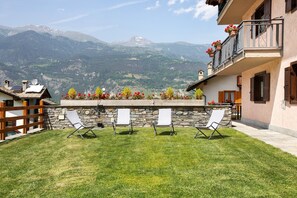 Property grounds - Holiday Home 'Le Cré Appartamento 2' with Mountain View, Shared Garden and Wi-Fi (Introd)