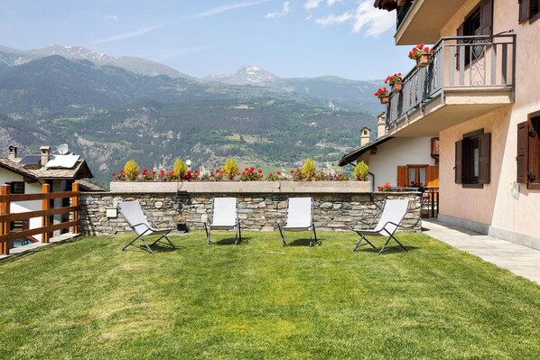 Property grounds - Holiday Home 'Le Cré Appartamento 3' with Mountain View, Shared Garden and Wi-Fi (Introd AO)