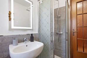 Douche, séchoir à cheveux, serviettes fournies
