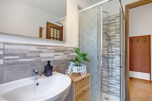 Shower, hair dryer, towels - Holiday Home 'Le Cré Appartamento 4' with Mountain View, Shared Garden and Wi-Fi (Introd AO)