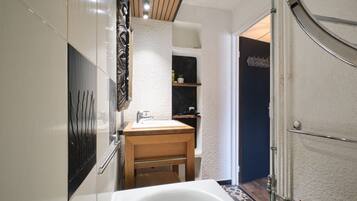 Een douche, een haardroger, handdoeken