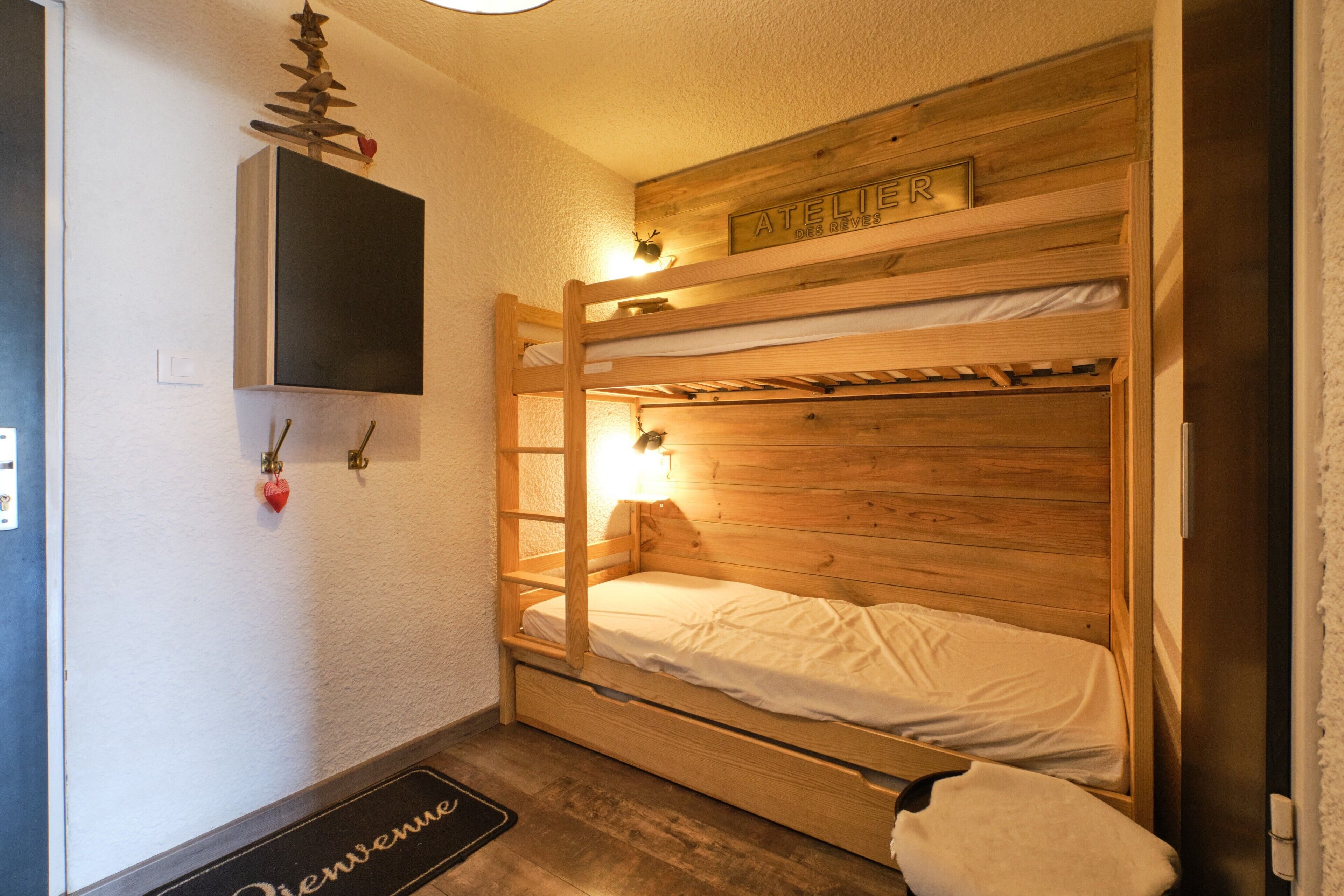 1 bedroom, bed sheets