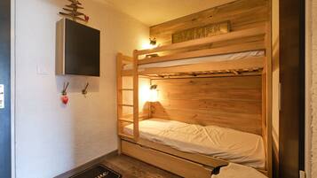 1 bedroom, bed sheets