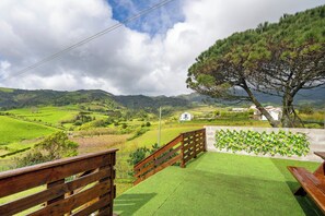 Property grounds - Holiday Home 'Casa Xadrez' with Sea View, Wi-Fi and Air Conditioning (Povoação)