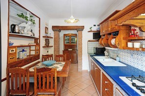 Frigorifero, forno, piano cottura, lavastoviglie